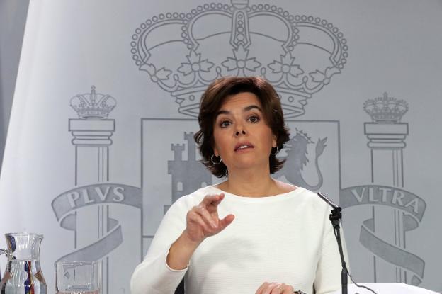 Soraya Sáenz de Santamaría, ayer, en la Moncloa, durante la rueda de prensa concedida tras el Consejo de Ministros. :: zipi / efe