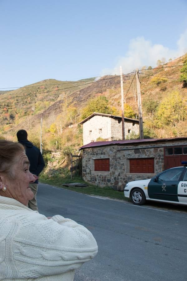 Un incendio que comenzó en la noche del pasado jueves ha calcinado decenas de hectáreas de monte en la aldea de Posadas