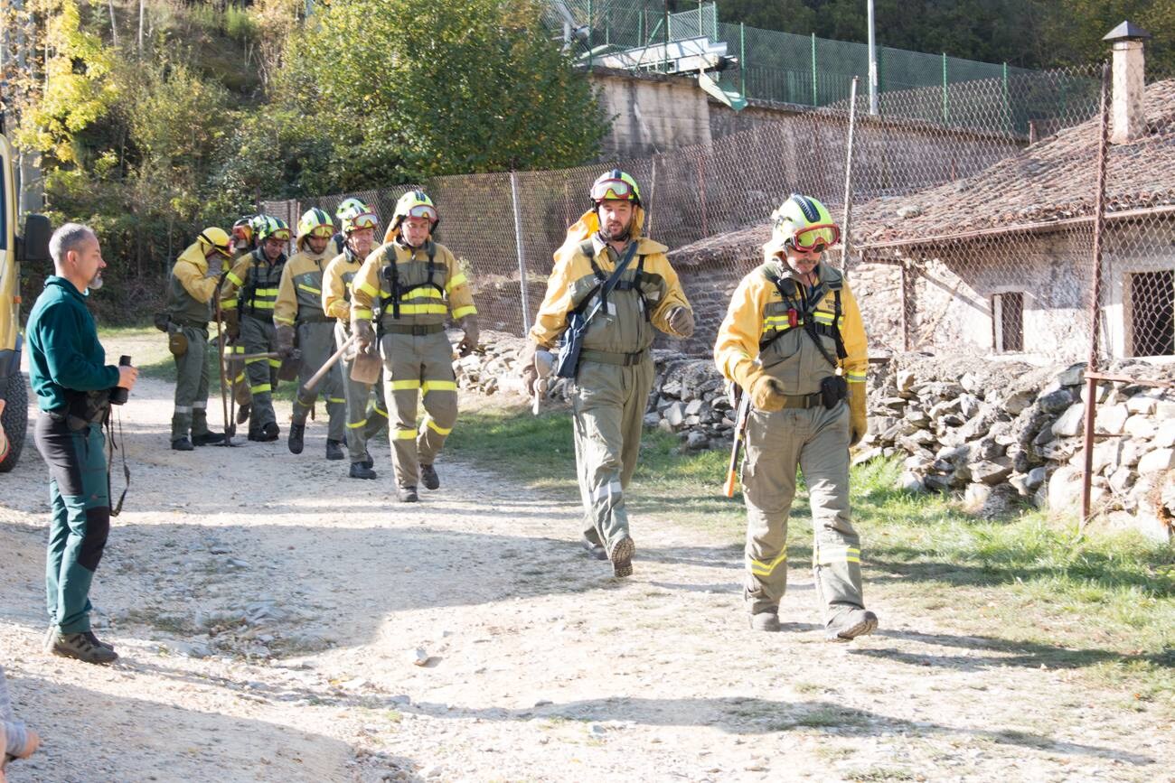 Un incendio que comenzó en la noche del pasado jueves ha calcinado decenas de hectáreas de monte en la aldea de Posadas