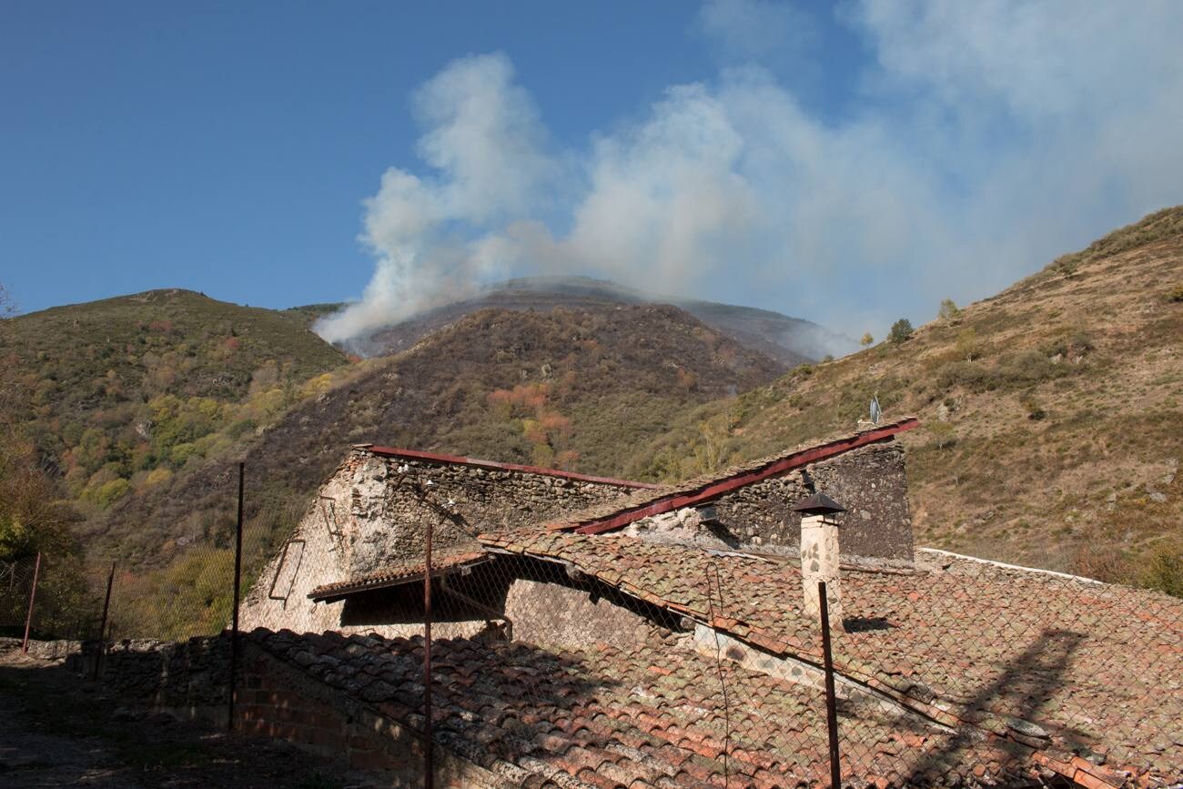 Un incendio que comenzó en la noche del pasado jueves ha calcinado decenas de hectáreas de monte en la aldea de Posadas