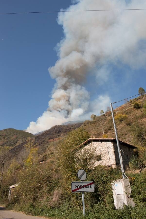 Un incendio que comenzó en la noche del pasado jueves ha calcinado decenas de hectáreas de monte en la aldea de Posadas