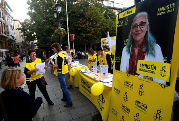 Concentración ayer en la plaza del Mercado. :: jonathan herrerosAl igual que en otras veinte ciudades de España y más de treinta países, Amnistía Internacional La Rioja celebró ayer un acto en la plaza del Mercado de Logroño para reclamar la liberación de Idil Eser, directora de la organización en Turquía, detenida en julio junto a otros nueve activistas. Recogieron firmas para pedir la libertad de estos defensores de derechos humanos, a los que la justicia turca acusa de terrorismo y pide penas de hasta quince años de cárcel. 