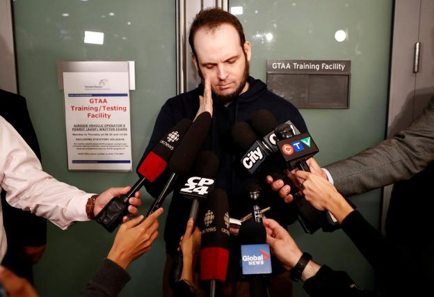 Boyle rompe a llorar ante la prensa al llegar a Toronto. :: reuters

