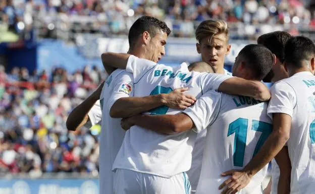 Cristiano Ronaldo, junto a otros futbolistas del Madrid, felicita a Benzema por su gol ante el Getafe. 