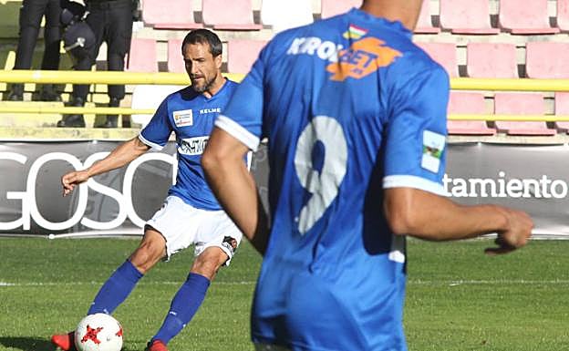 Un jugador de la UDL ofrece el pase a un compañero. 