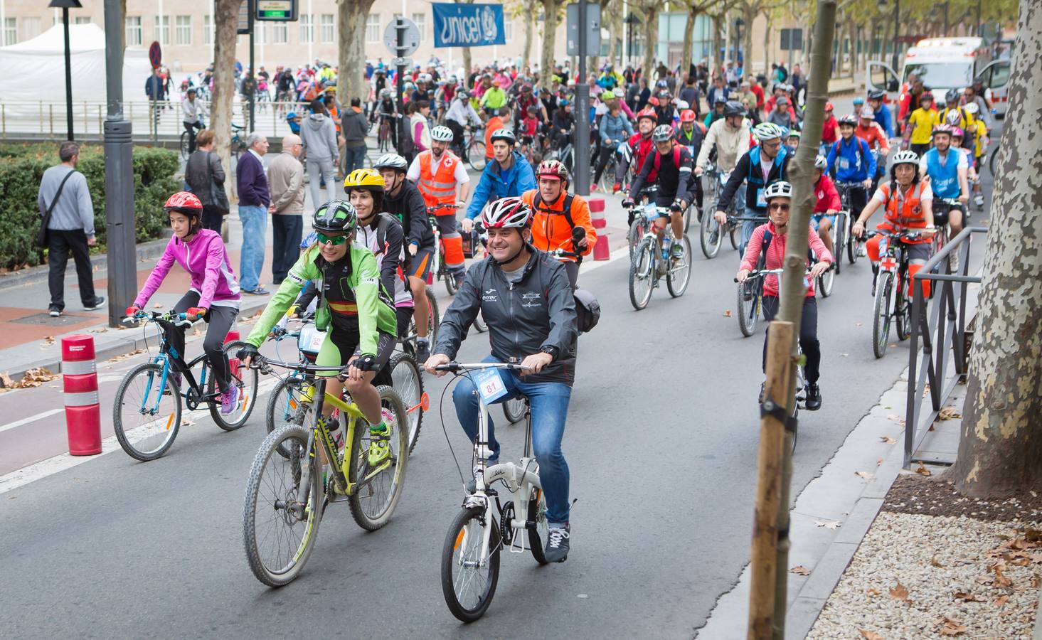 La ciclista riojana profesional y campeona de España, Sheyla Gutiérrez, fue la encargada de dar la salida de la 26ª Marcha UNICEF a favor de la infancia, organizada por el Club Ciclista Logroñés. 