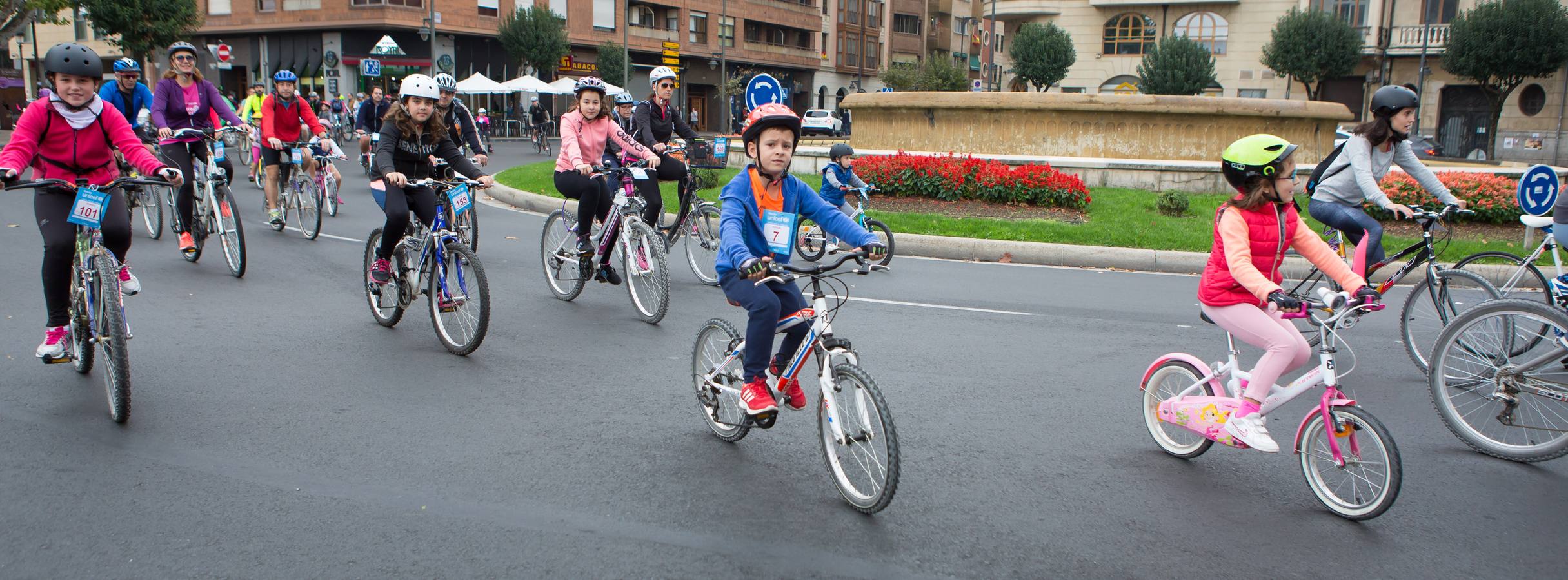 La ciclista riojana profesional y campeona de España, Sheyla Gutiérrez, fue la encargada de dar la salida de la 26ª Marcha UNICEF a favor de la infancia, organizada por el Club Ciclista Logroñés. 