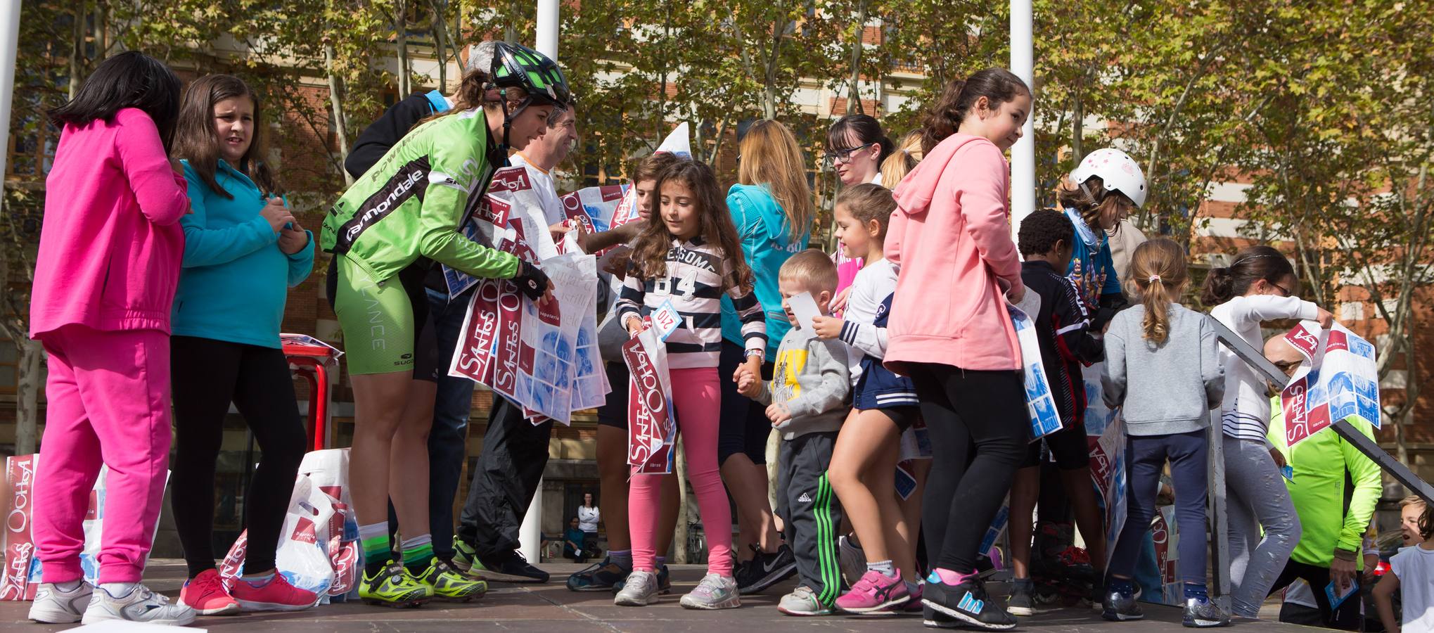 La ciclista riojana profesional y campeona de España, Sheyla Gutiérrez, fue la encargada de dar la salida de la 26ª Marcha UNICEF a favor de la infancia, organizada por el Club Ciclista Logroñés. 