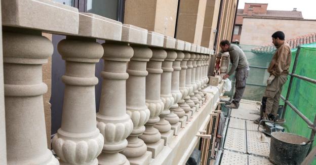 Trabajos de instalación de la nueva balaustrada en la fachada principal del colegio público. ::