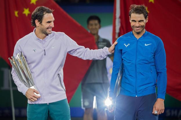 Federer bromea con Nadal después de ganar el torneo. :: afp