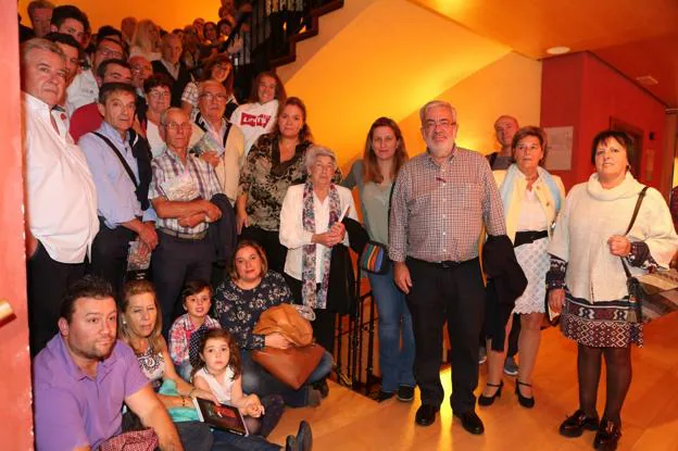 Foto de conjunto de los descendientes de la familia Díez, todos ellos de origen serrano, reunidos en Logroño. 
