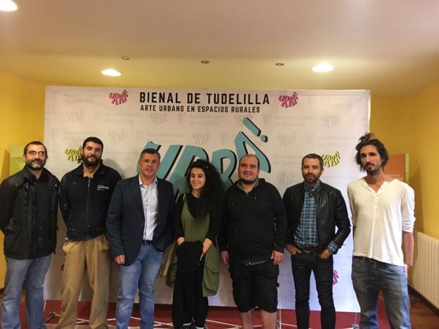 El alcalde de Tudelilla, con los seis artistas invitados a la primera bienal de Arte Urbano en Espacios Rurales. :: 