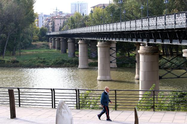 Las bases de los pilares del puente de Hierro han dejado de estar sumergidas al bajar el nivel de agua. 