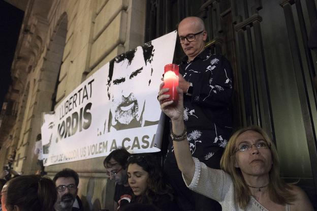  Carteles. Los manifestantes pidieron la libertad de Sánchez y Cuixart. :: martín benet