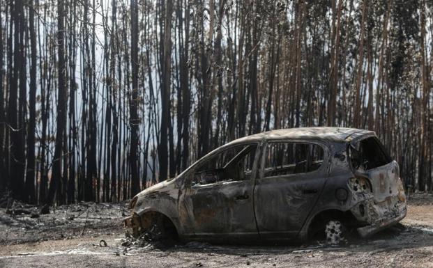 Un coche calcinado en As Neves.