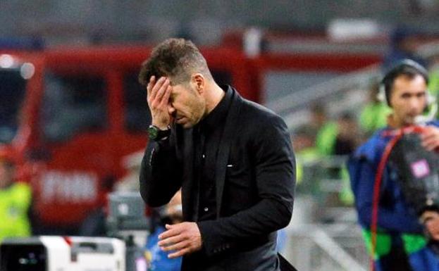 Diego Pablo Simeone, técnico del Atlético, se lleva la mano a la cabeza durante el partido ante el Qarabag. 