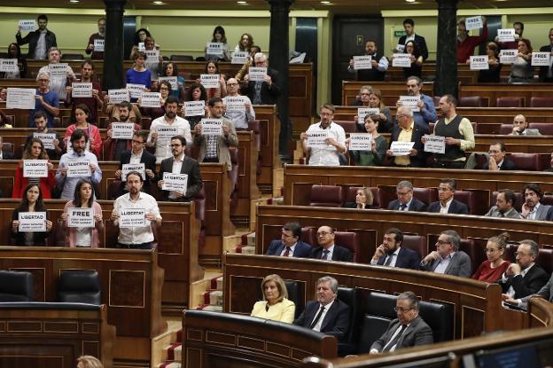 CARTELES EN EL CONGRESO PIDIENDO SU LIBERTAD