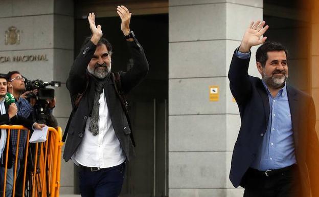 Sànchez (d) y Cuixart, a su llegada hoy a la Audiencia Nacional. 