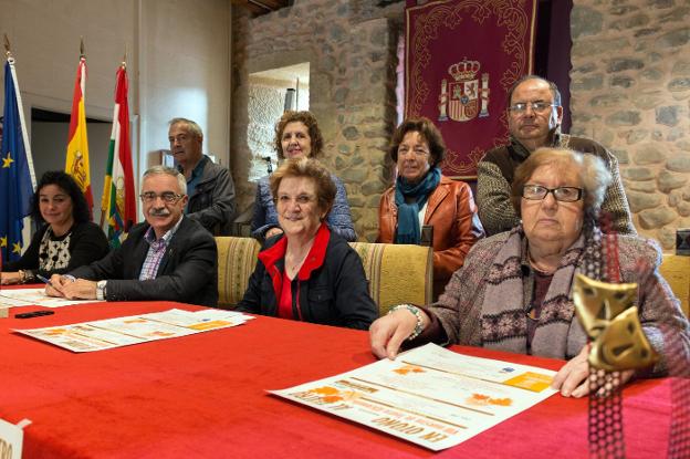 Participantes, ayer, en la presentación de la muestra. ::