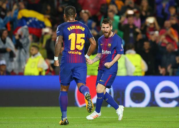 Messi celebra su gol del miércoles junto a Paulinho. :: efe
