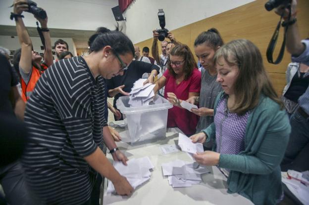 Recuento de votos el 1-O en un instituto de Tarragona. :: Jaume Sellart / efe
