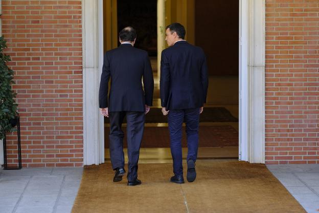 Rajoy y Sánchez se dirigen a la reunión que mantuvieron el pasado 2 de octubre en Moncloa. :: j. R. ladra
