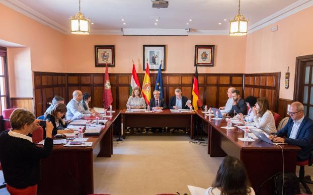 Reunión celebrada ayer en el Ayuntamiento de Santo Domingo de la Calzada. ::