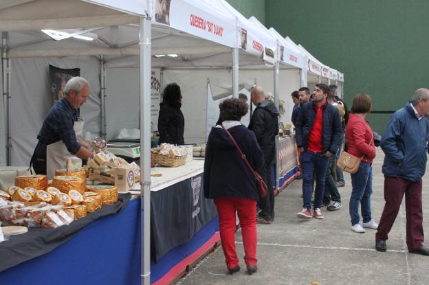 Los asistentes a la feria pueden conocer, probar y comprar quesos de 19 denominaciones. :: 