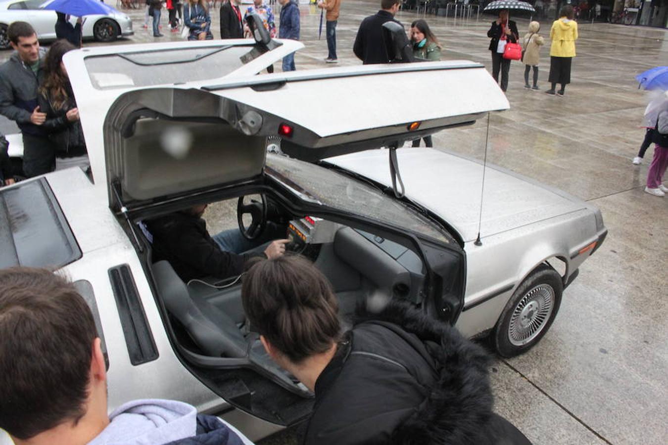 Espectacular exhibición de la decena de coches Delorean en Arnedo. El mítico coche que llevó al futuro y al pasado a Marty McFly también se mostró a un público que disfrutó con la espectacularidad de un coche que el cine ha convertido en objeto de deseo.