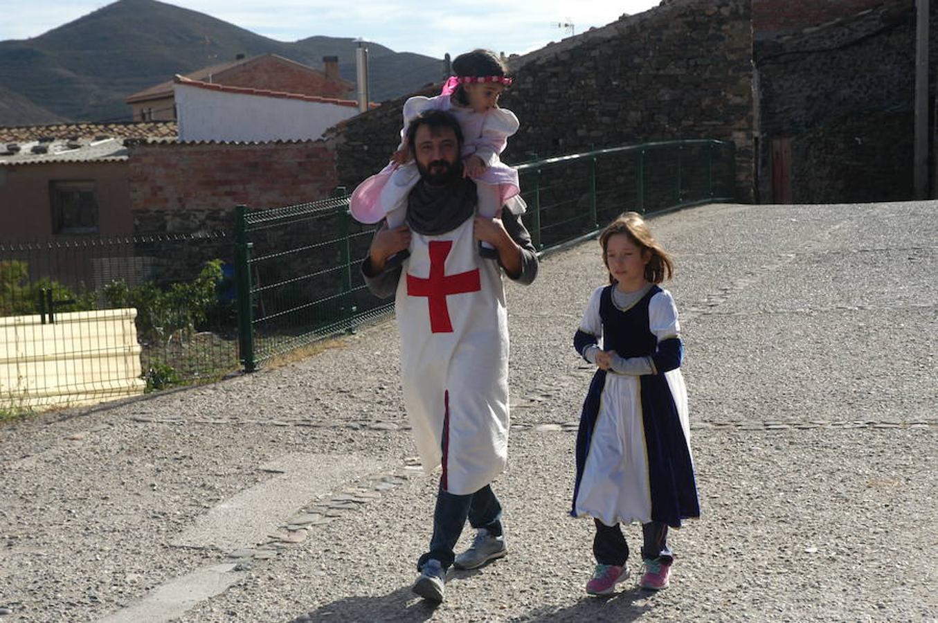 La belleza de Cornago se hace patente estos días con motivo de las jornadas medievales. Los vecinos han conseguido engalanar la localidad con estandartes y colorido por las calles y en torno al espectacular castillo de Álvaro de Luna.