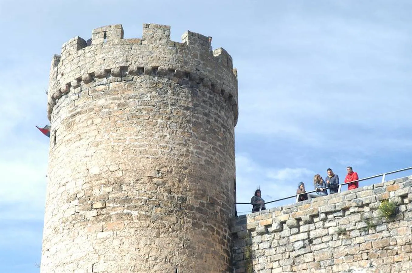 La belleza de Cornago se hace patente estos días con motivo de las jornadas medievales. Los vecinos han conseguido engalanar la localidad con estandartes y colorido por las calles y en torno al espectacular castillo de Álvaro de Luna.