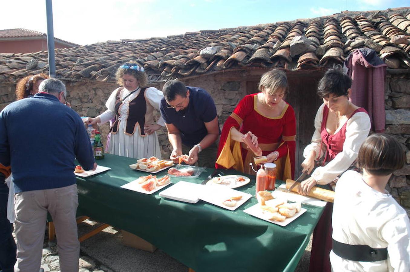 La belleza de Cornago se hace patente estos días con motivo de las jornadas medievales. Los vecinos han conseguido engalanar la localidad con estandartes y colorido por las calles y en torno al espectacular castillo de Álvaro de Luna.