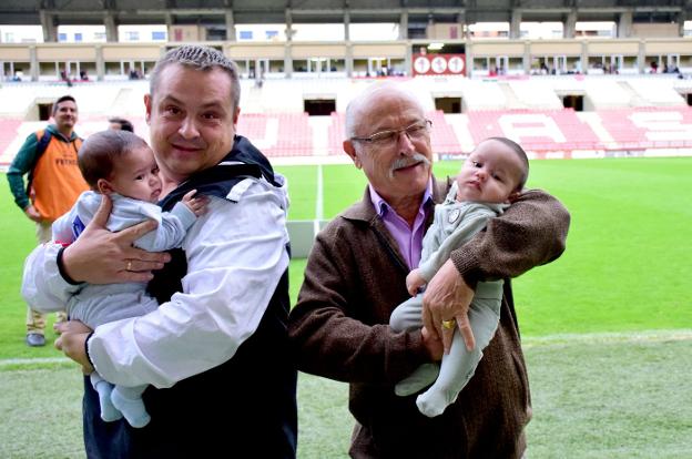   Las edades del partido. Arriba, la tribuna aplaudiendo. Abajo, los menudos y los más pequeños con sus sonrientes abuelos.