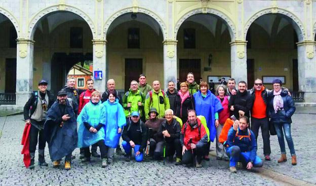 Los participantes, con el Ayuntamiento de Hernani al fondo. :: j.a.