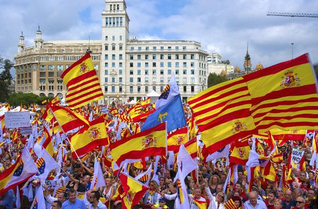 Banderas de España durante el 8-O en Barcelona. :: e. fontcuberta / efe