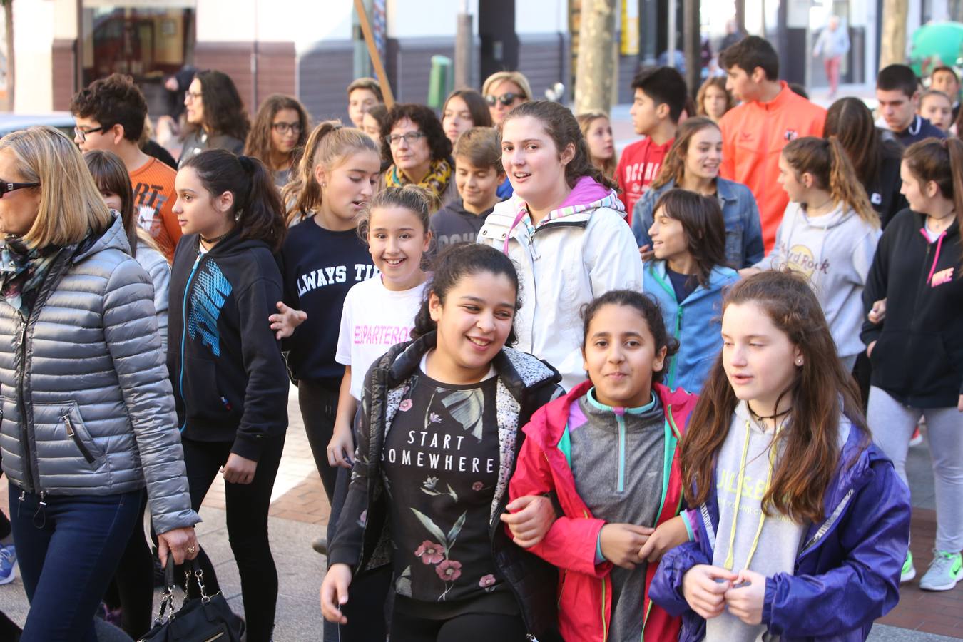 Los alumnos has salido a la calle para homenajear al centro