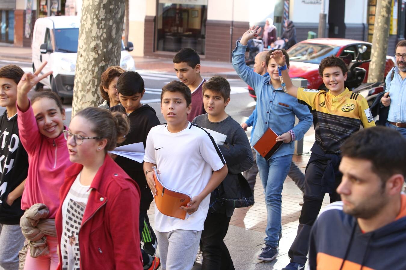 Los alumnos has salido a la calle para homenajear al centro