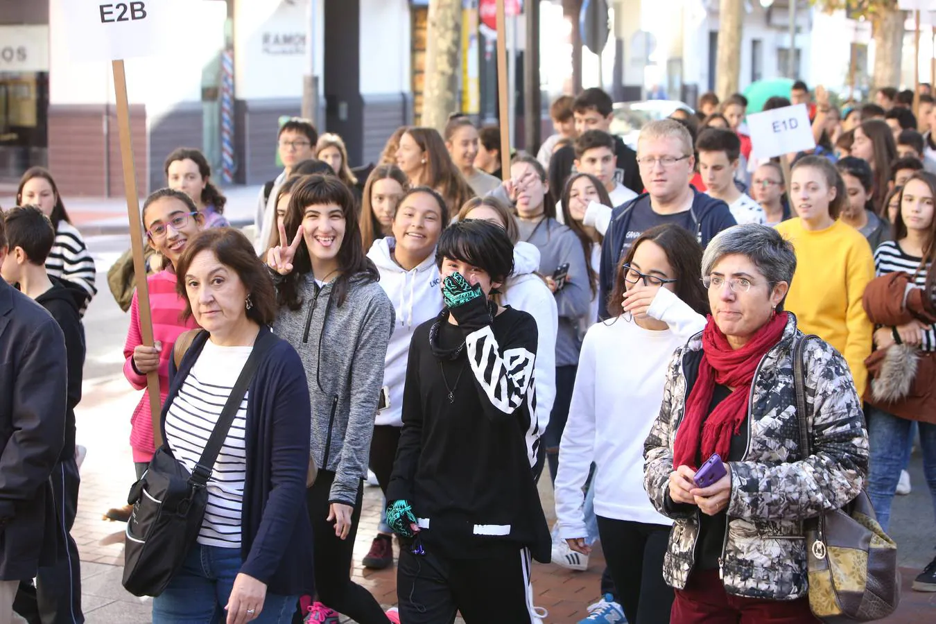 Los alumnos has salido a la calle para homenajear al centro