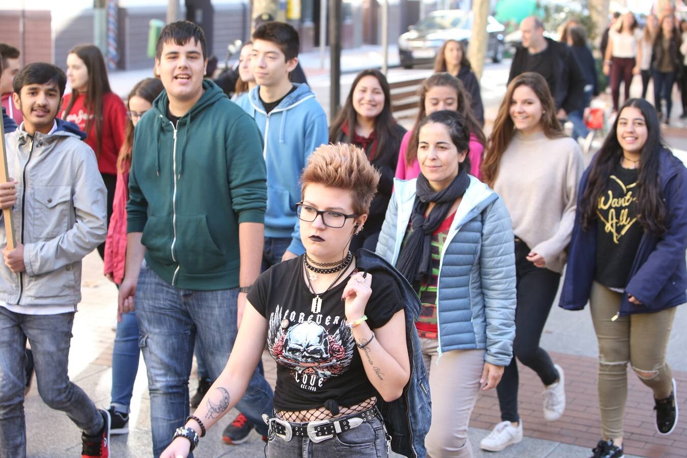 Los alumnos has salido a la calle para homenajear al centro