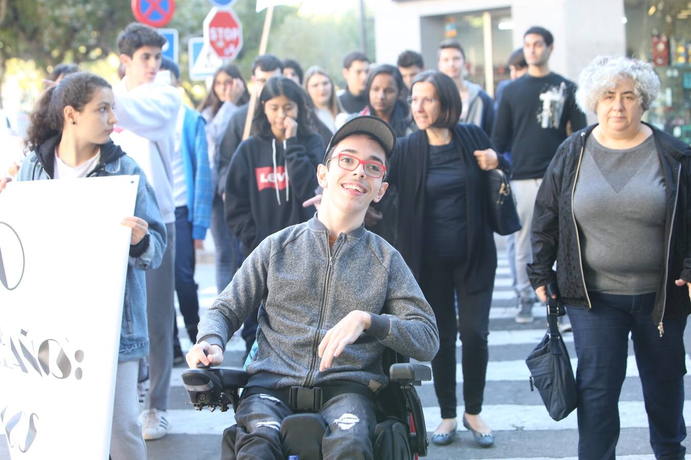 Los alumnos has salido a la calle para homenajear al centro