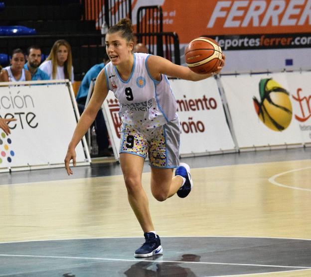 Paula Estebas conduce el balón en el Palacio