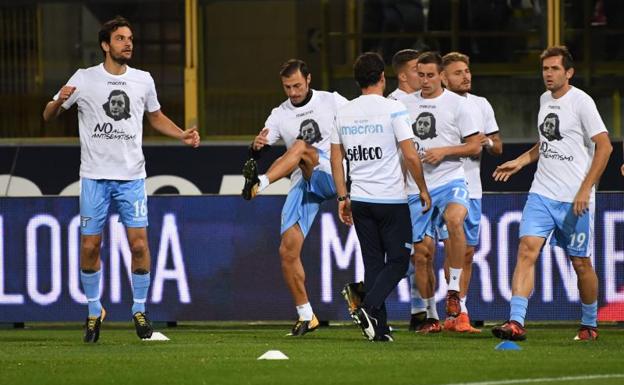 Jugadores de la Lazio calientan con camisetas con la foto de Ana Frank y el lema "No al antisemitismo". 