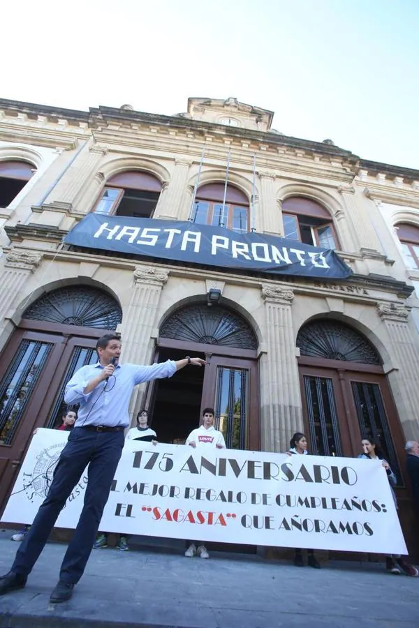 Los alumnos has salido a la calle para homenajear al centro