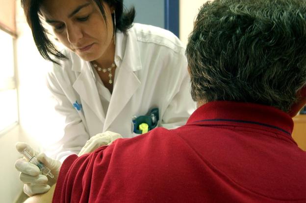 Una enfermera administra una dosis pinchada a un paciente, en una imagen de archivo . :: n.g./efe