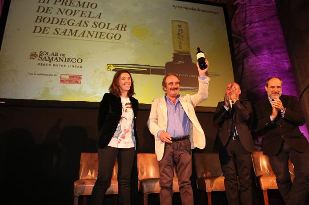 El escritor asturiano celebra su premio junto a los organizadores. :: sonia tercero