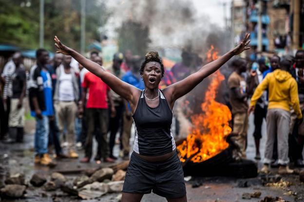 Una seguidora de la oposición protesta en el barrio Mathare de Nairobi, la capital de Kenia. ::  LUIS TATO / afp