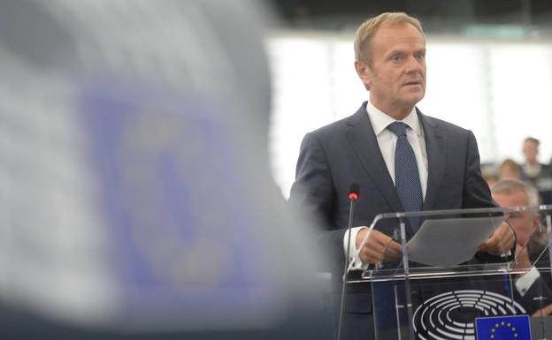 Tusk da un discurso en el Parlamento Europeo. 