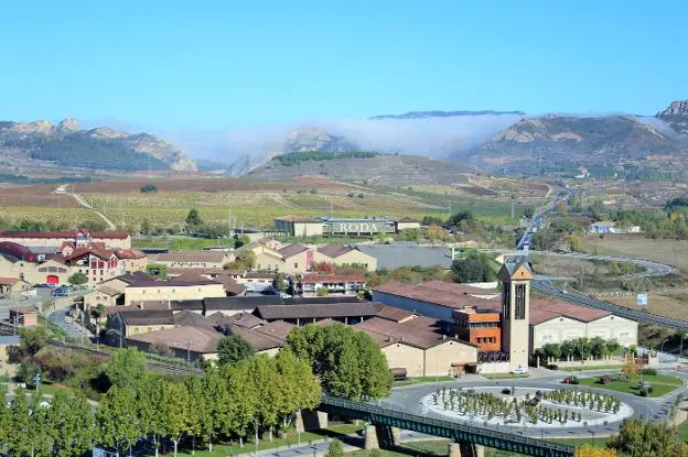 Vista panorámica del barrio de la Estación de Haro, con la niebla echándose sobre los Riscos de Bilibio al fondo, desde la Atalaya, esta misma semana. :: 