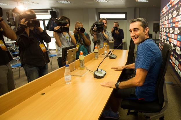 Ernesto Valverde vivió ayer una rueda de prensa especial al enfrentarse hoy a su exequipo, el Athletic, en San Mamés. :: efe