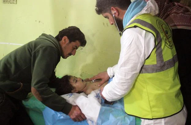 Un niño herido en el ataque recibe asistencia. :: Omar haj kadour / afp